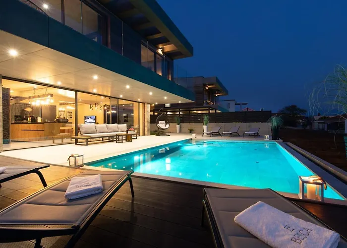 Luxury Besca With Sauna And Jacuzzi فيلة *